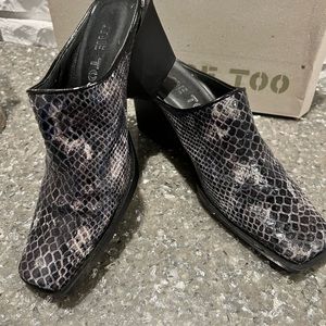 Me Too Kat Snakeskin Leather Mules Clogs Sz 7